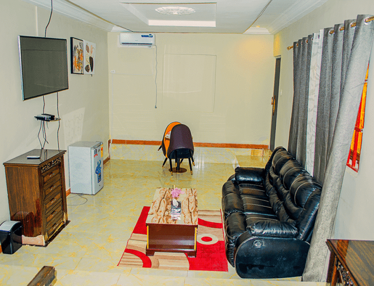 Middle Suite Apartment - Image 8