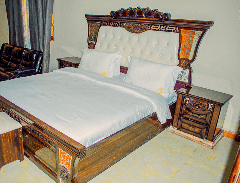 Middle Suite Apartment - Image 11