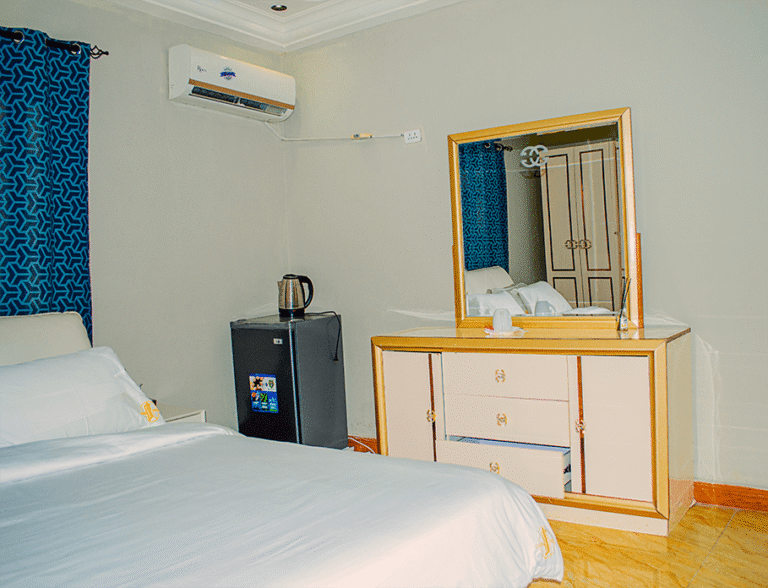 Middle Suite Apartment - Image 16