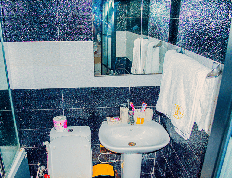 Middle Suite Apartment - Image 17